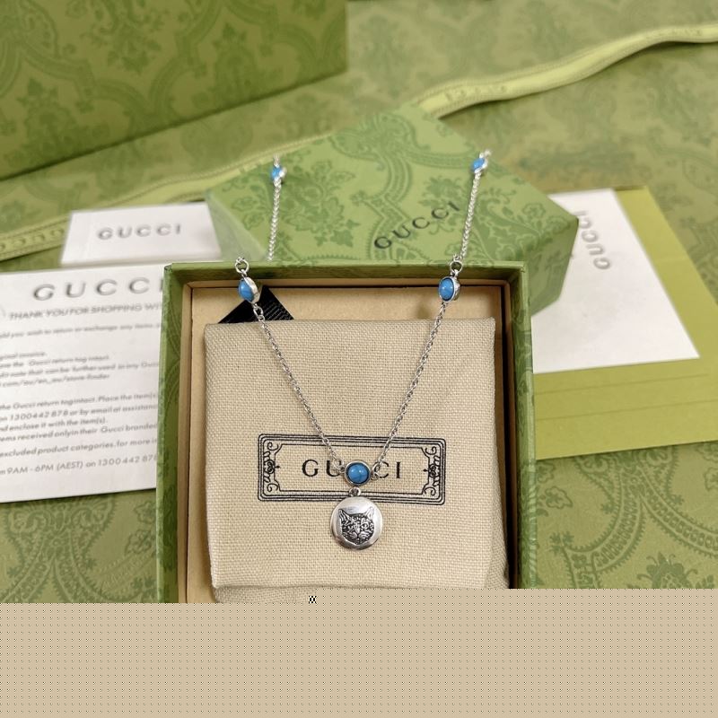G*u*i necklaces